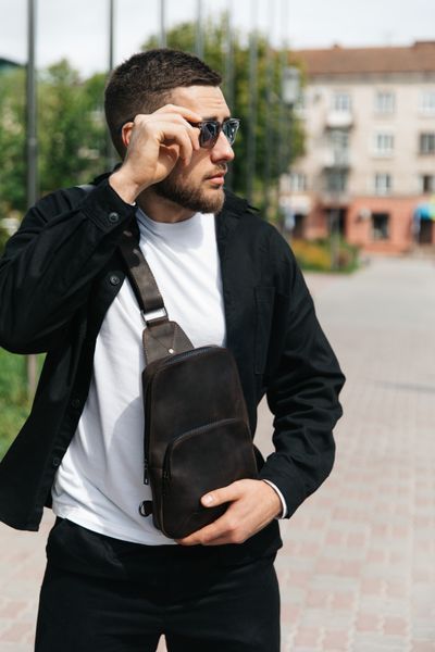 Чоловічий шкіряний Слінг Newery YD19 &mdash; шкіряний аксесуар від бренду DIKO